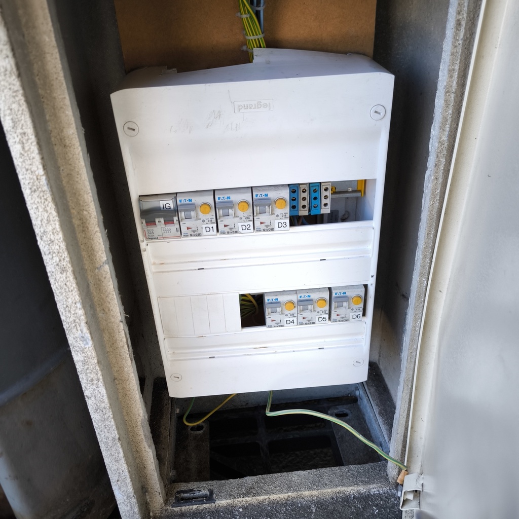 Borne De Distribution Electrique 32A Triphasé 6 Prises P17 REDILEC - 100 x 40 x 30cm