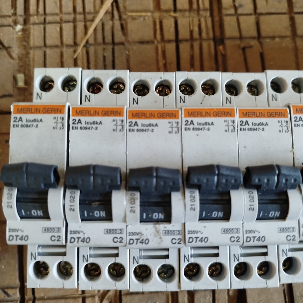 Disjoncteurs MERLIN GERIN