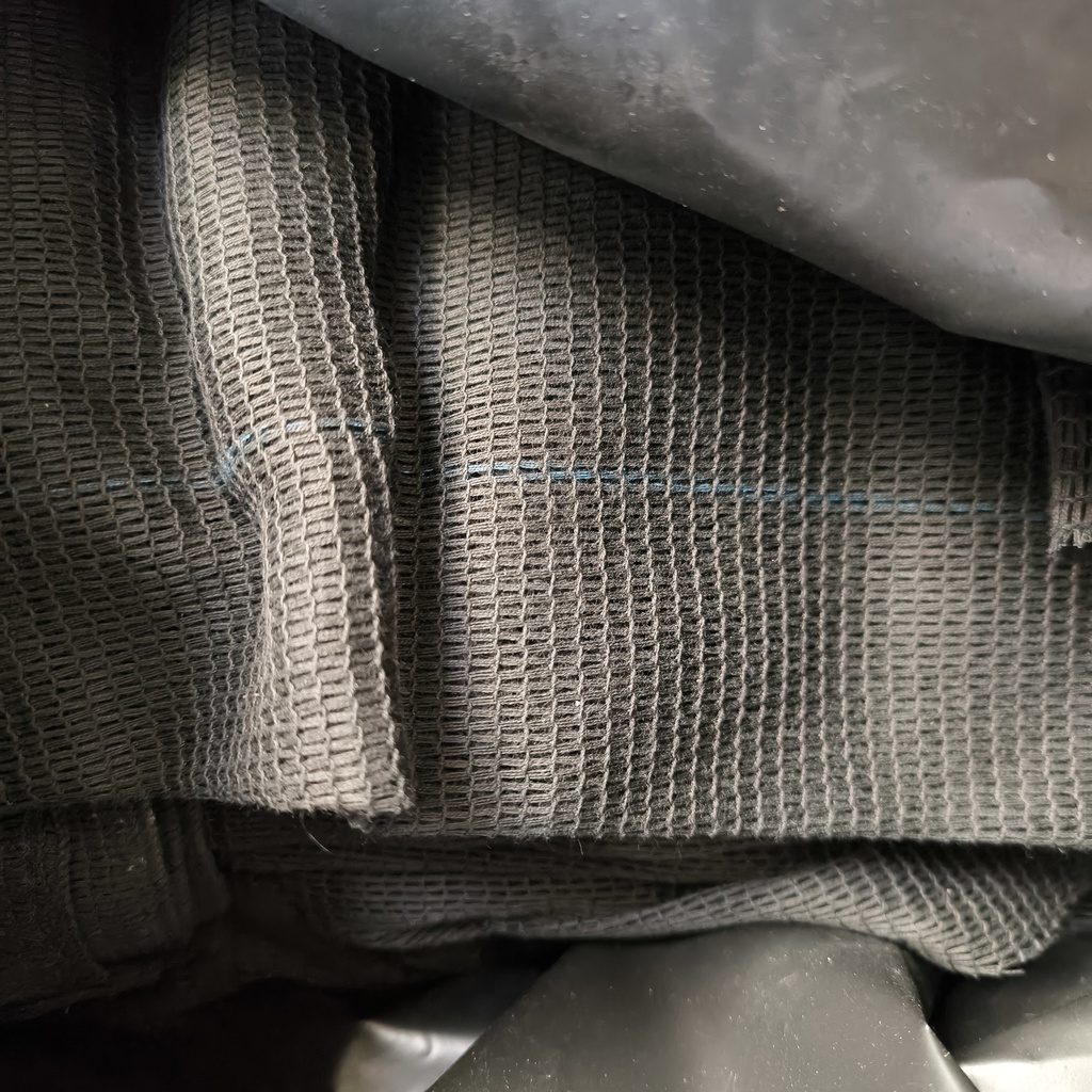 Tissu Mailles Noires - 2.7m