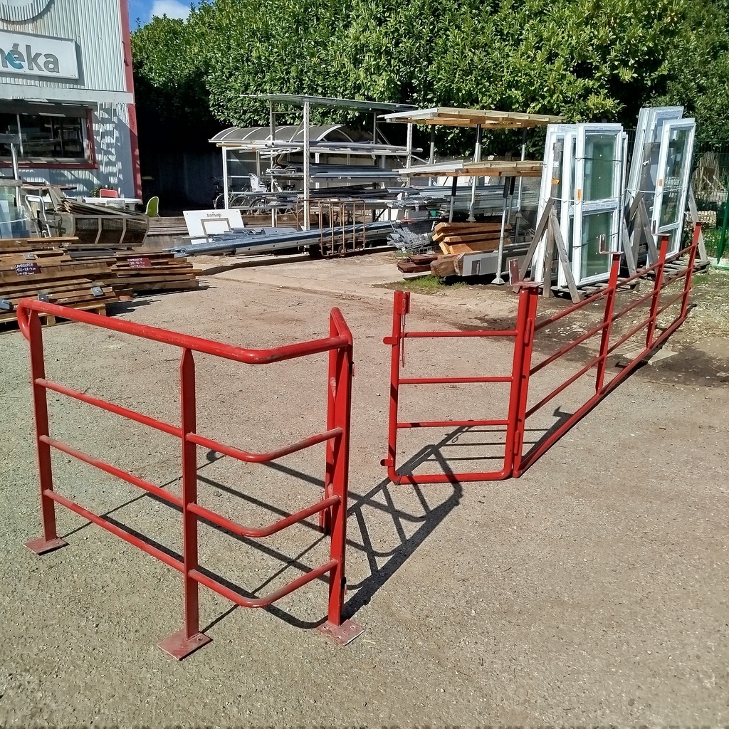 Garde-Corps En L + Portillon Acier Rouge - 685 x 145 x 110cm