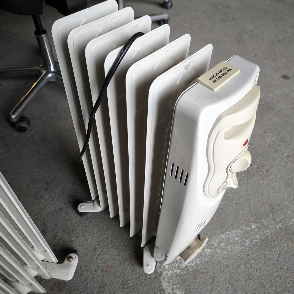 Radiateur Electrique Bain D'Huile A Roulettes 1500W - 63 x 40 x 15xm