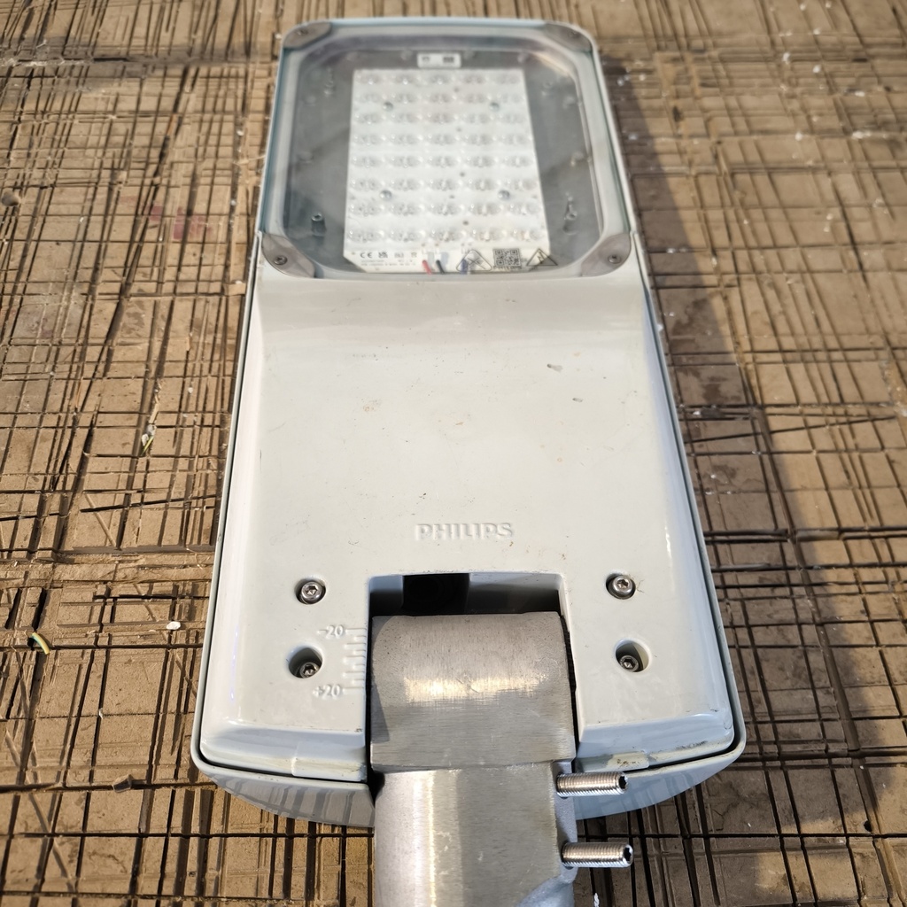 Luminaire Lampadaire LED LumiStreet 70W - 63 x 23 x 10cm